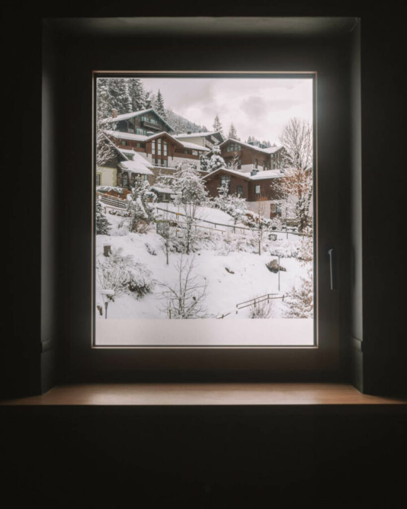 Janela com paisagem de inverno na Áustria - Alpes austríacos - Hotel
