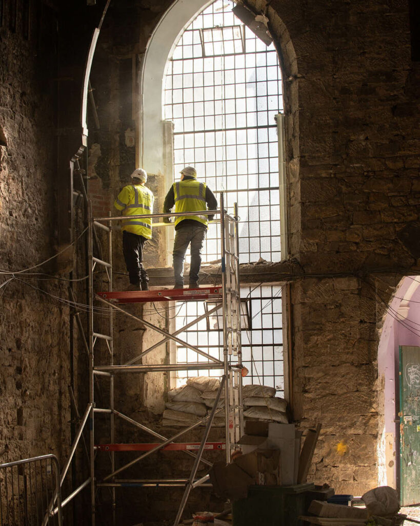 Operários analisam a estrutura de prédio histórico em Edimburgo, Escócia