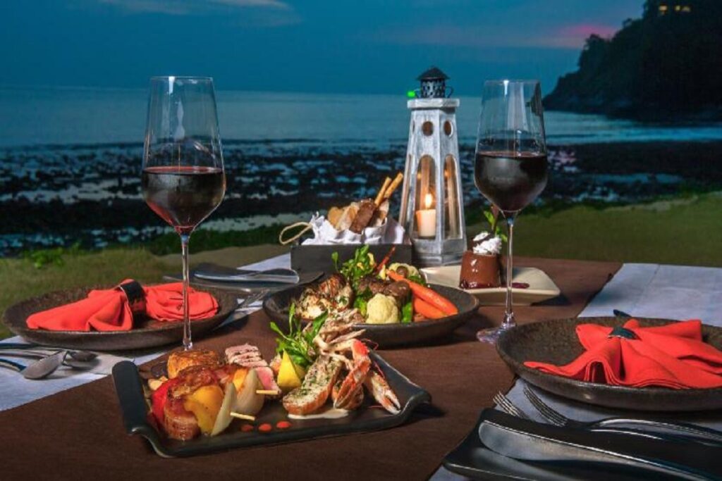 Jantar particular no jardim de frente para o mar do The Naka Phuket.