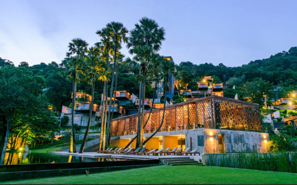 O The Naka Phuket é a hospedagem perfeita no destino perfeito. Confira esse resort com pleto em conforto, serviços, arquitetura e design.