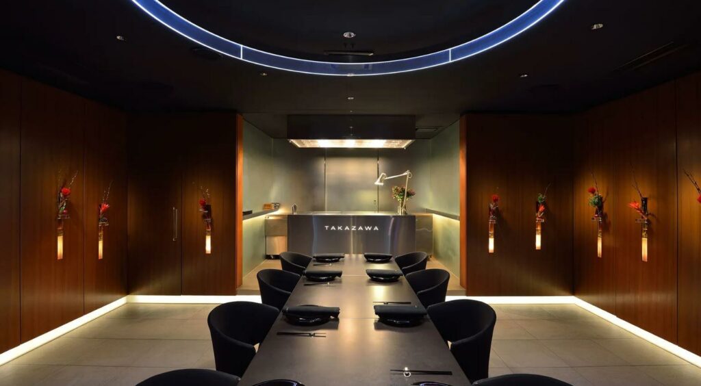 takazawa espaço de jantar com, cozinha ao fundo