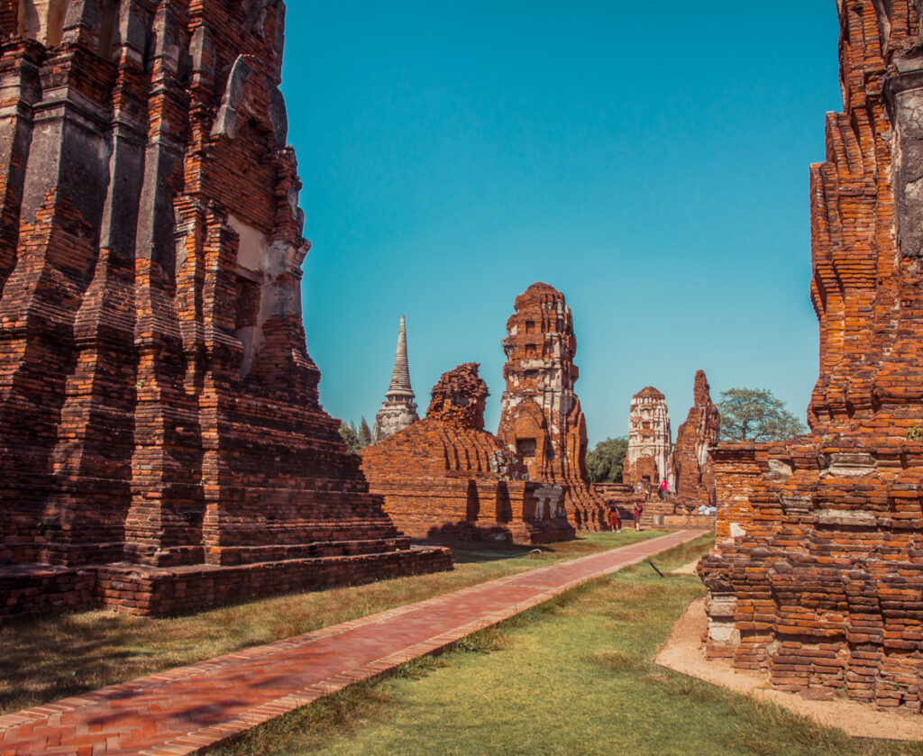Templos antigos na cidade Ayutthaya, na tailândia