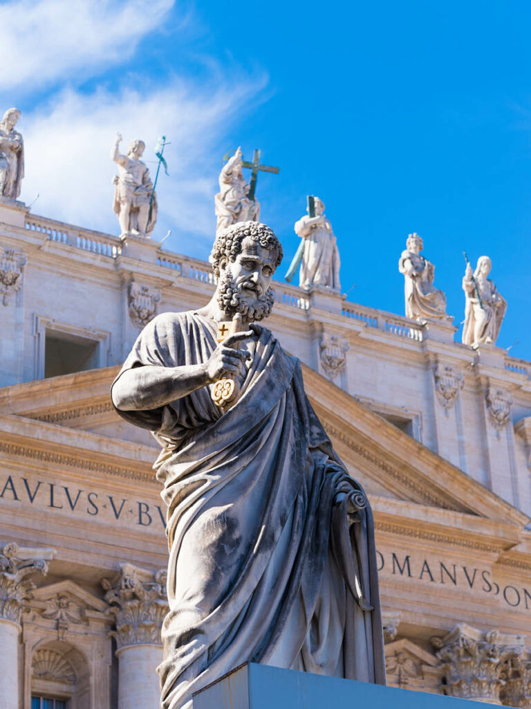 Estátua de São Pedro, no Vaticano - Itália