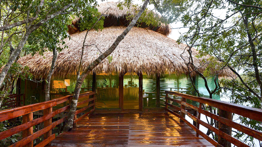 hotel de luxo na Amazônia, Juma Amazonia, telhado sapê tipo quiosque