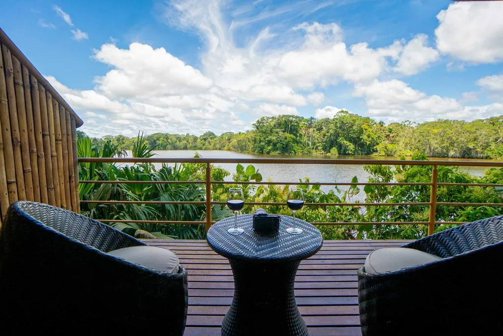 varanda de uma das suítes do hotel La Selva Amazon Eco-Lodge com vista para o rio
