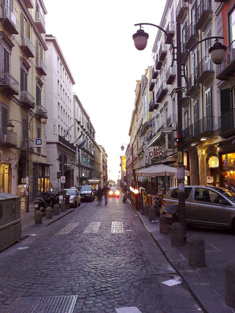 Rua de Nápoles, Itália