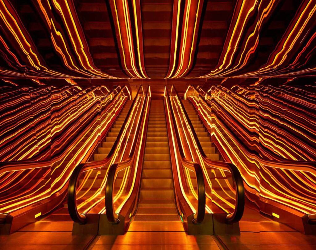 PublicHotel-NYC-IanSchrager-escadaria d eacesso ao hotel toda iluminada em laranja
