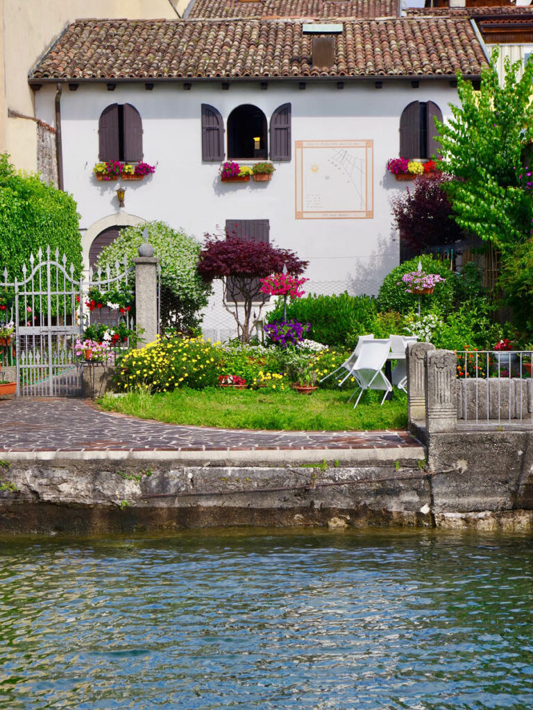 Casa tradicional à margem do Lago Carda, na altura da cidade de Solò na Itália