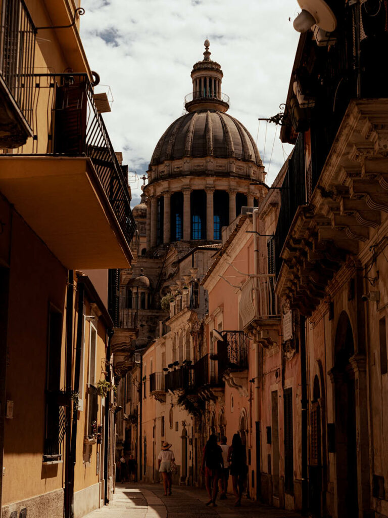Rua de cidade na região da Sicília, na Italia - Fotografia por NIcolas Mirguet