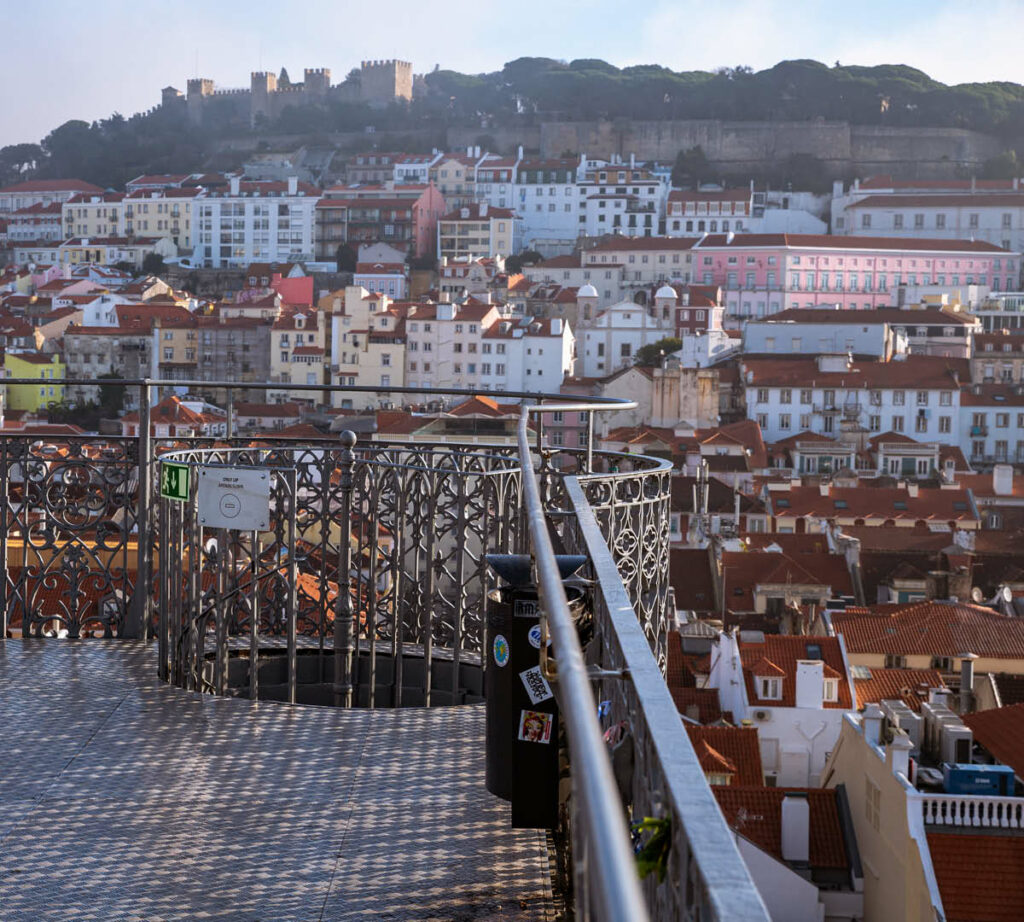 Onde ficar em Lisboa - Bairro do Chiado onde fica a estátua de Fernando Pessoa