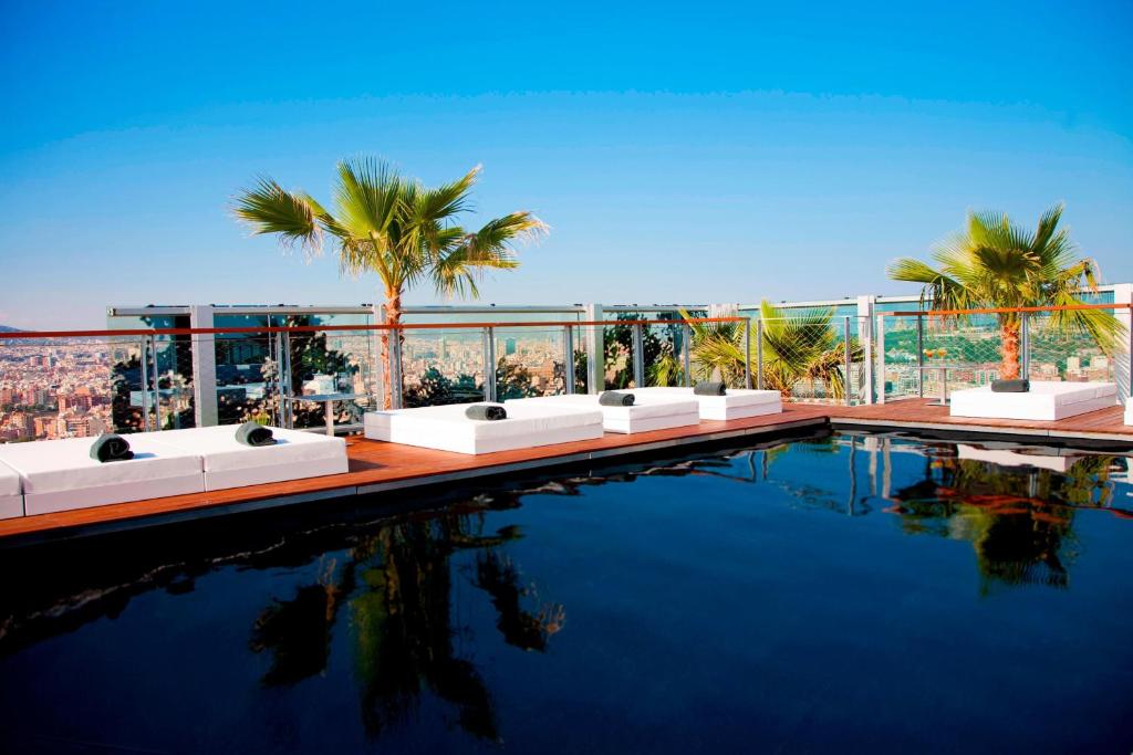 Onde ficar em Barcelona: piscina no rooftop do renaissence barcelona hotel