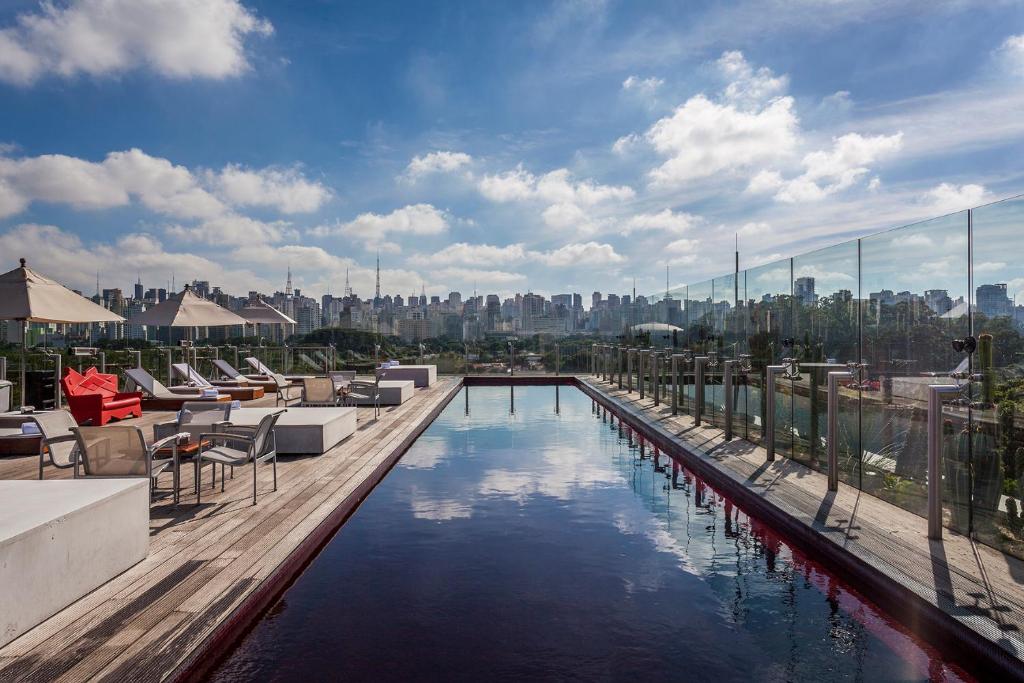 terraço do hotel unique com piscina e vista para a cidade de são Paulo