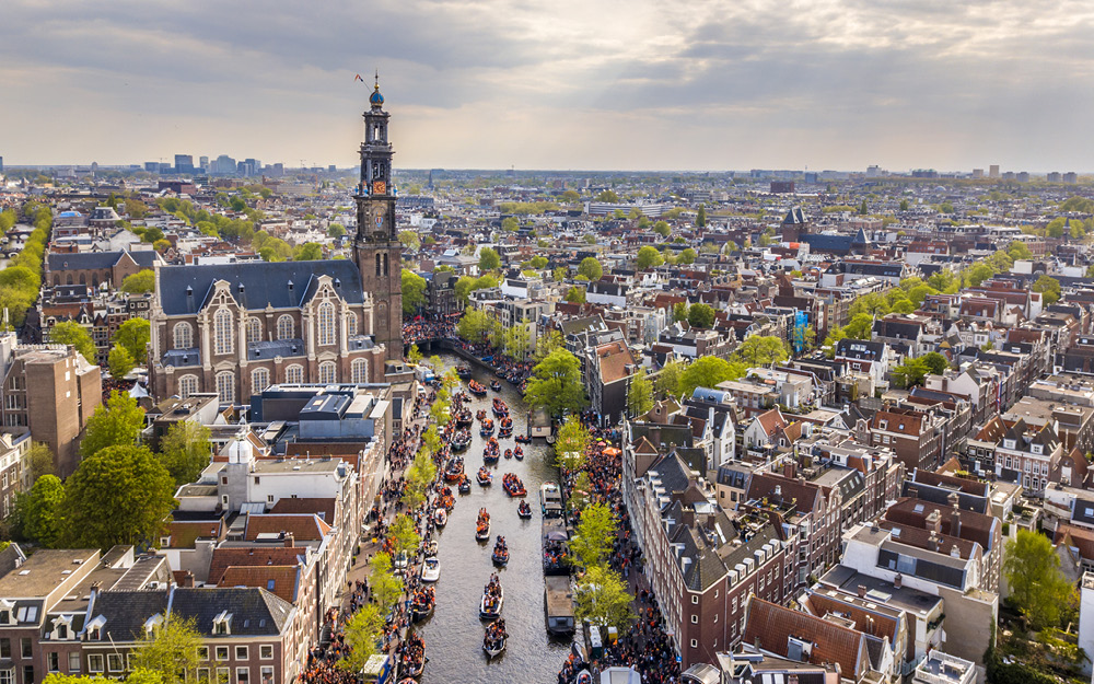 Visão aérea de Amsterdã durante as festividades de Koingsdag (Dia do Rei) | Foto: banco de imagens (reprodução)
