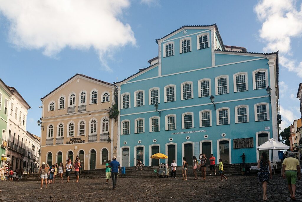 O Pelourinho é uma atração na capital baiana que atrai muitos apaixonados pela arquitetura em Salvador