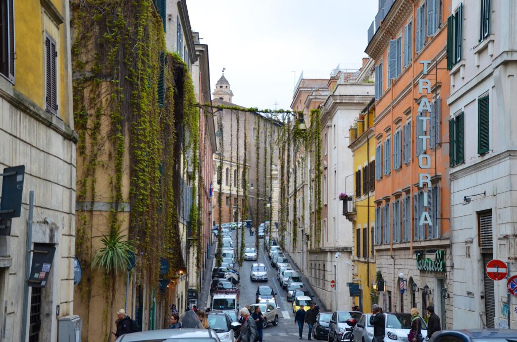 Via del Boschetto é uma ótima escolha para quem é fã de uma arquitetura mais rústica. Foto de Joe Shlabotnik