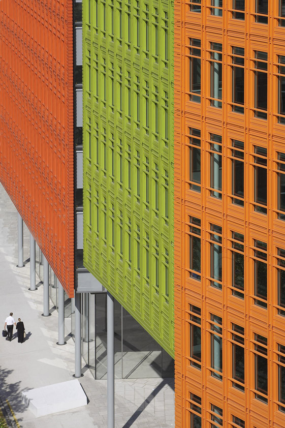 Central Saint Giles Court em Londres, projetado na parceiria entre o escritório de arquitetura Renzo Piano e Fletcher Priest Architects - modelo de uso da cor laranja na arquitetura
