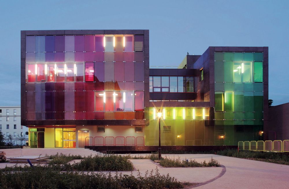 Centro de Esportes e Lazer de St. Cloud na França, exemplo de usos de tons roxos de cores na arquitetura