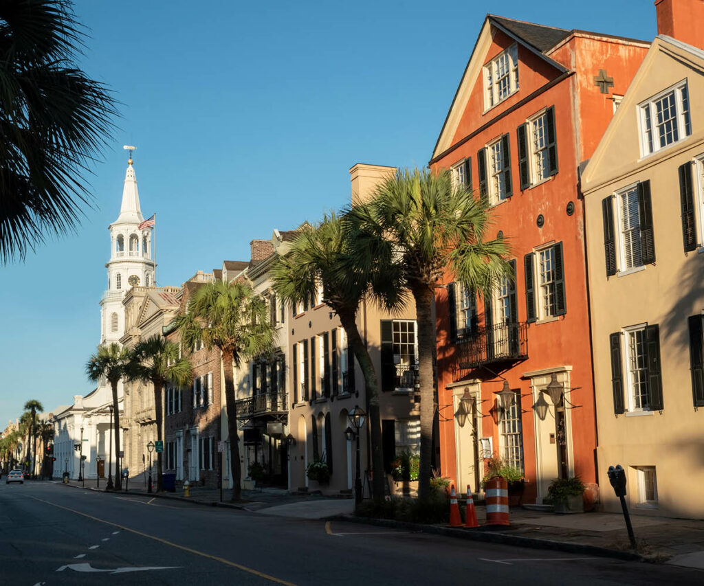 prédios de uma pacata avenida em Charleston, na Carolina do Sul - Arquitetura americana