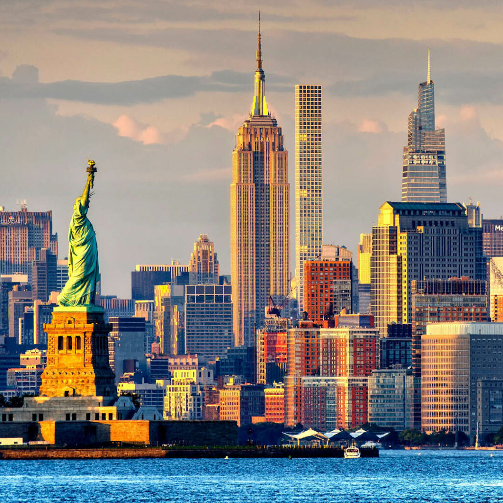 Arranha-céus de Nova York, arquitetura dos altos prédios americanos em evidência com a Estátua da Liberdade à frente
