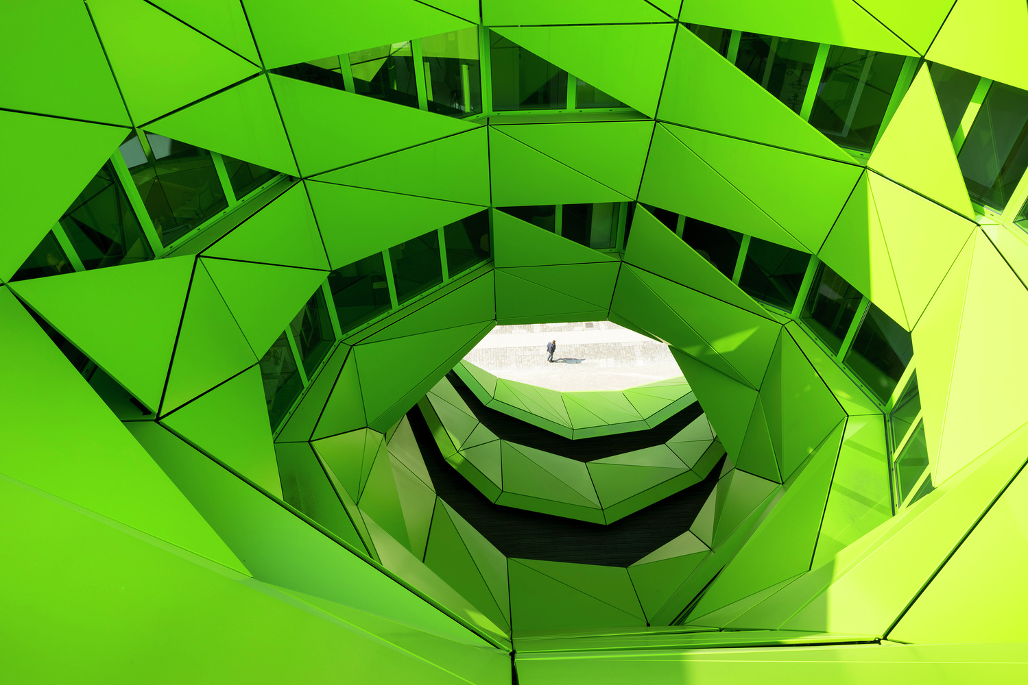 Sede da Euronew faz uso de cores na arquitetura através do design pensado ao entorno do verde como simbolo da estética sustentável