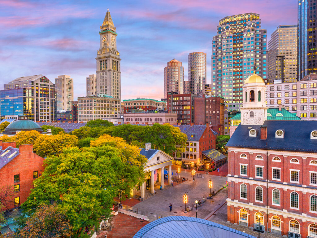 Centro histórico de Boston ao entardecer. Cidade com exemplares icônicos da arquitetura americana e um dos principais destinos de viagem nos EUA