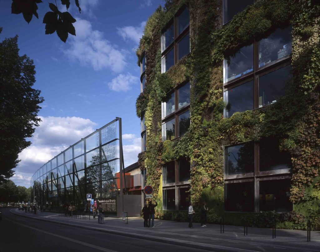 fachada do museu quai branly, um dos lugares mais bonitos de Paris