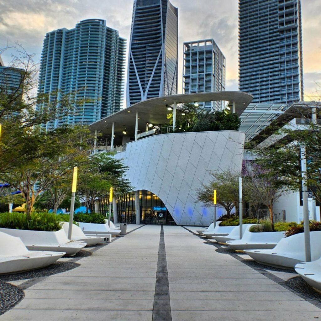 Phillip and Patricia Frost Museum of Science em Miami - um dos exemplos da arquitetura moderna dos EUA