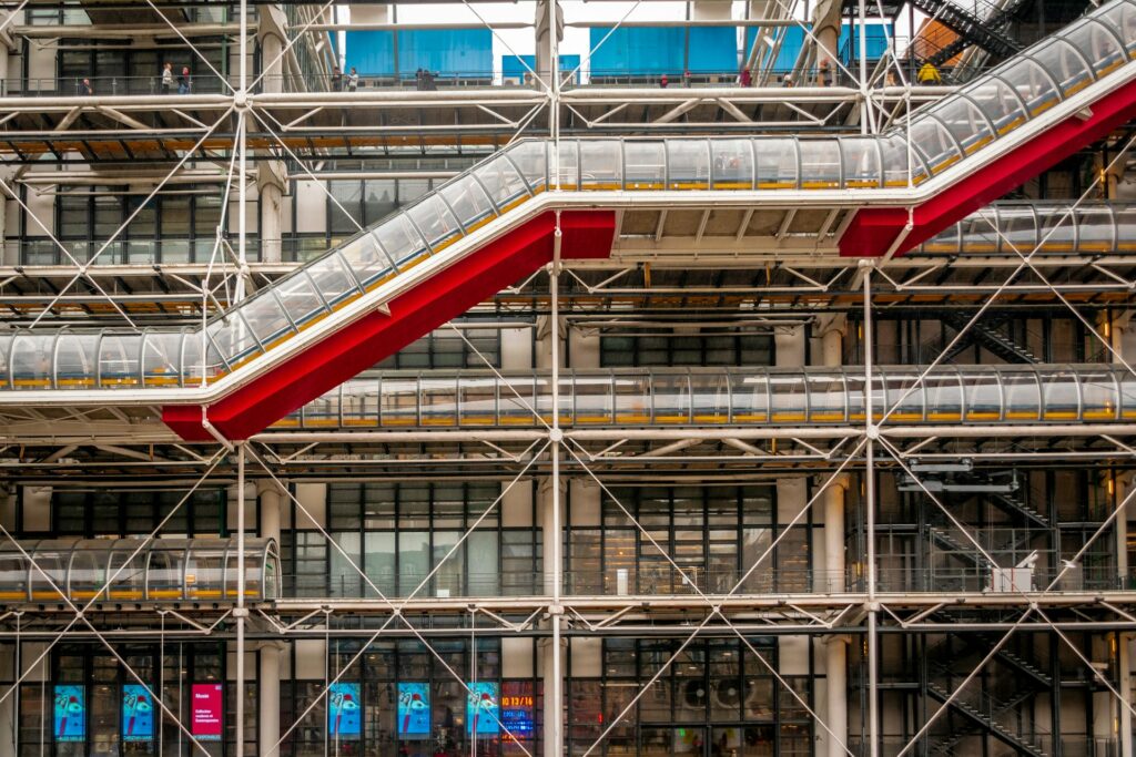 fachada do centro georges pompidou, um dos pontos icônicos da arquitetura de Paris