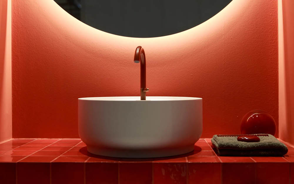 Torneira vermelha exposta em estande do Salone Internazionale del Bagno de 2022 - fotografia por Luca Fiammenghi