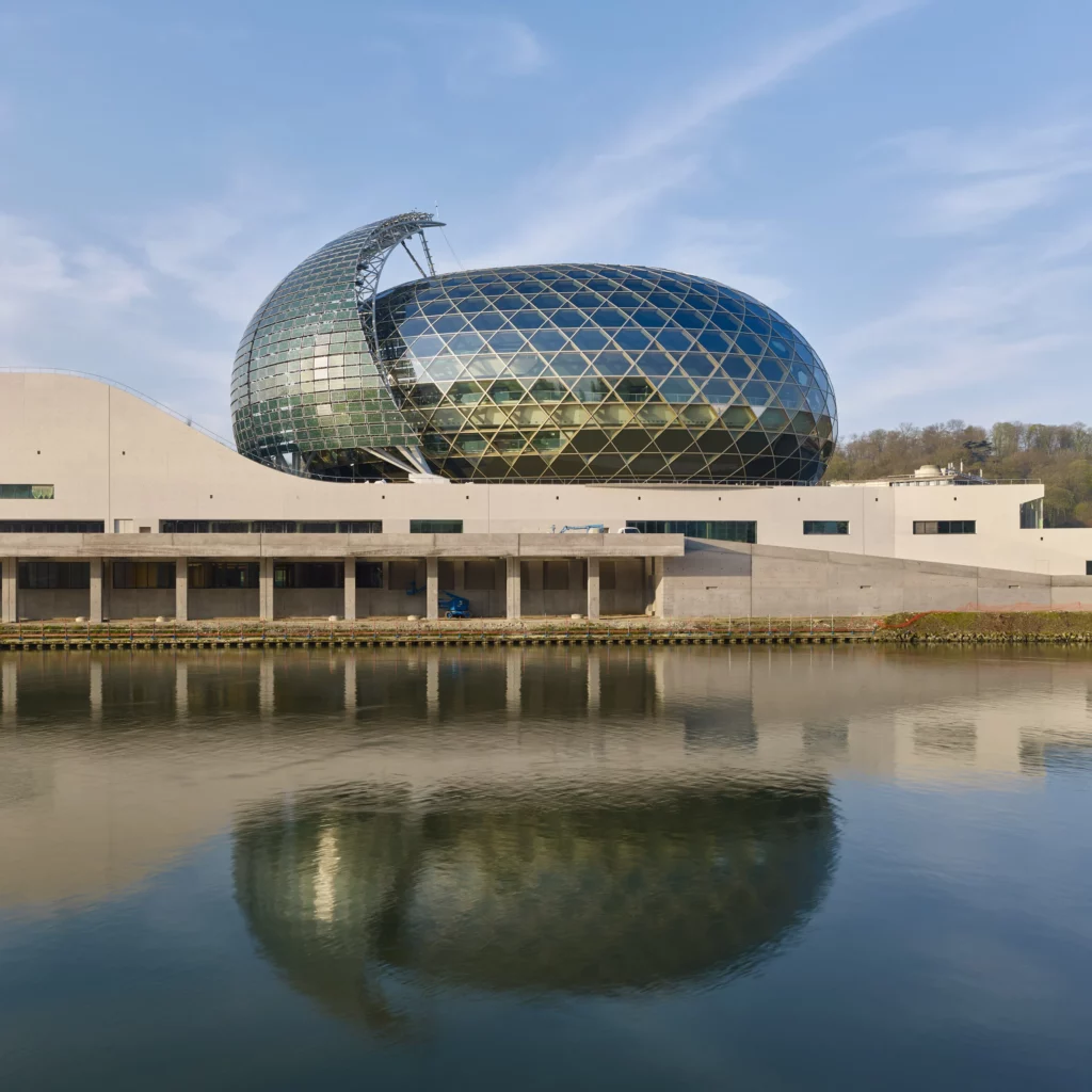 La seine musicale, auditório em formato oval que se apresenta como uma das principais obras da arquitetura de Paris