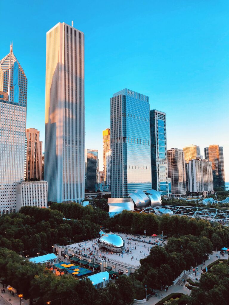 Vista do millenial park em  Chicago e alguns prédios no fundo