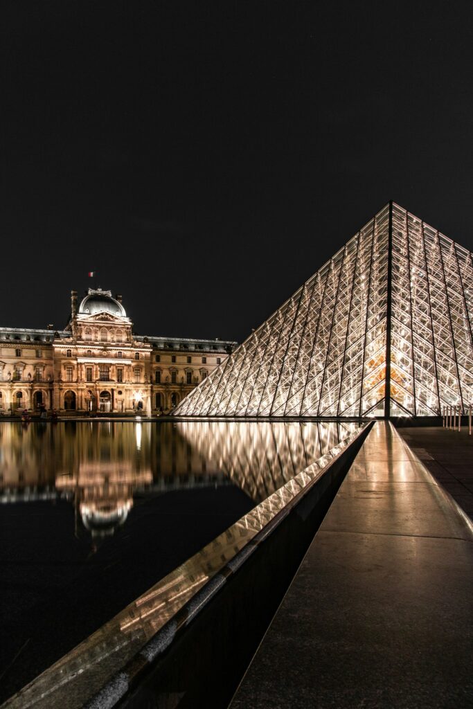 Pirâmide do museu do Louvre, um dos lugares mais bonitos de Paris