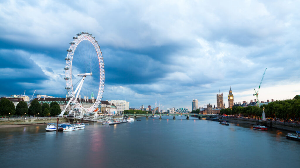 A London Eye, maior roda gigante da Inglaterra em perspectiva, com outros edifícios icônicos da arquitetura londrina ao fundo, como o Big Ben