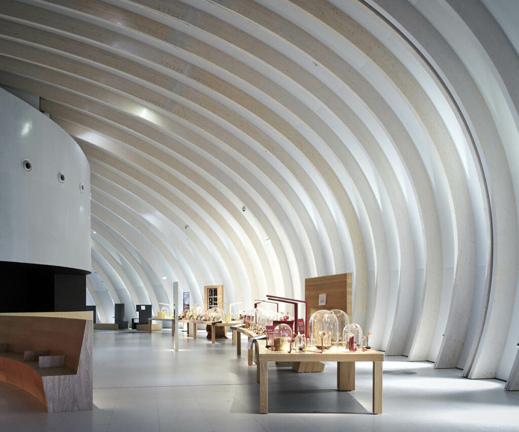 Área interna da obra Cité du Vin, da XTU Architects em Bordeux (arquitetura na França) - Fotografia de Julien Lanoo