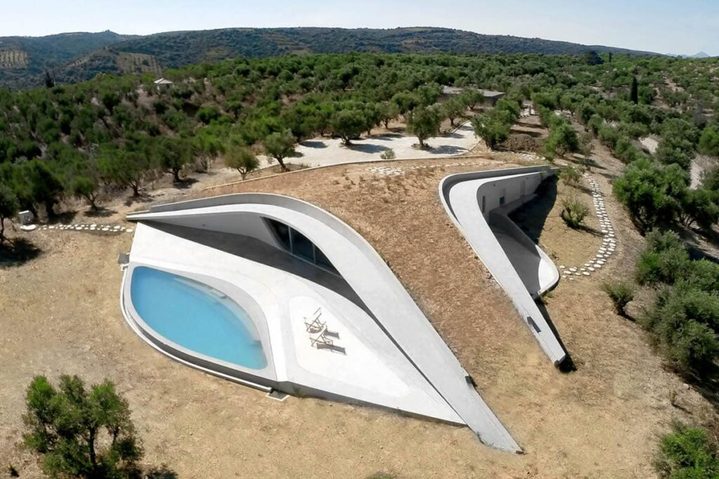 Villa Ypsilon, projeto da Lassa Architects que reflete o conceito da arquitetura da Grécia Yposkafo com parte da estrutura construida abaixo do solo