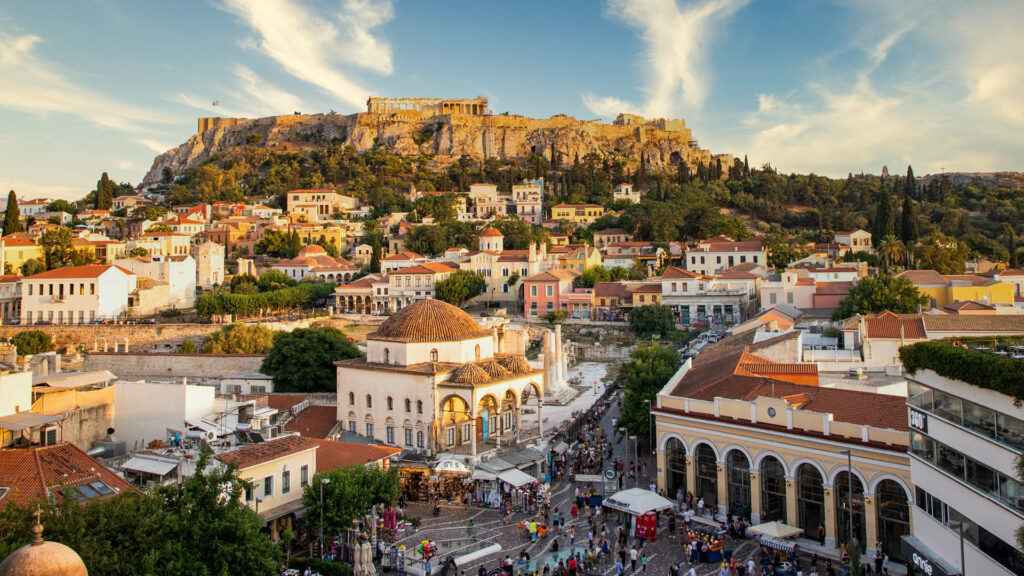 Arquitetura grega moderna e antiga coexistindo na acrópole de Atenas