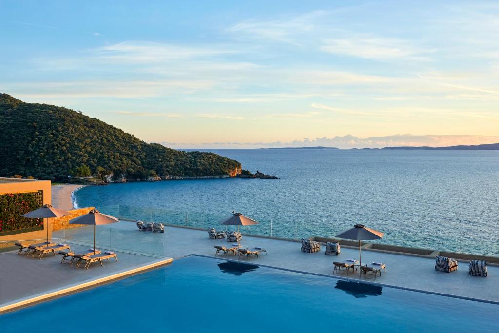 Piscina com vista para o mar Egeu, um dos destinos mais românticos da Grécia