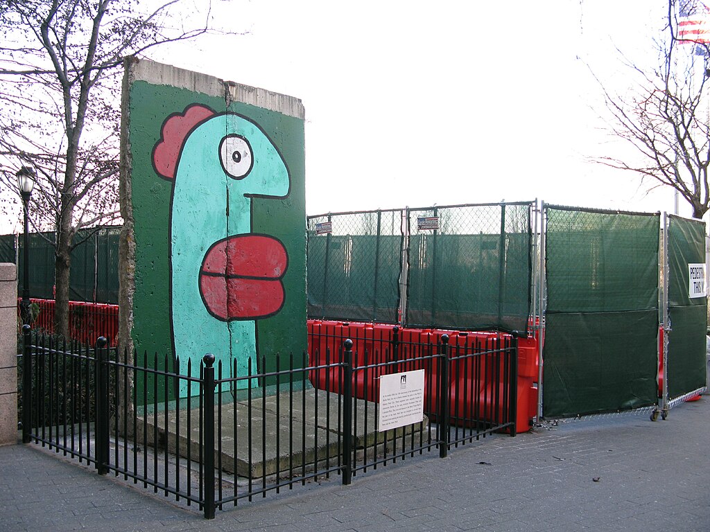 Dicas de Nova York, grafite pedaço do Muro de Berlim no Battery park