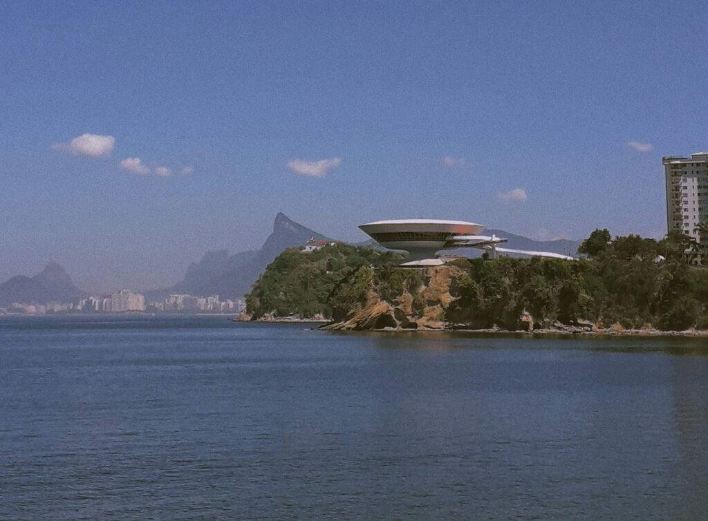 arquitetura no Rio de Janeiro , vista do mar e ao fundo o museu de niteroi