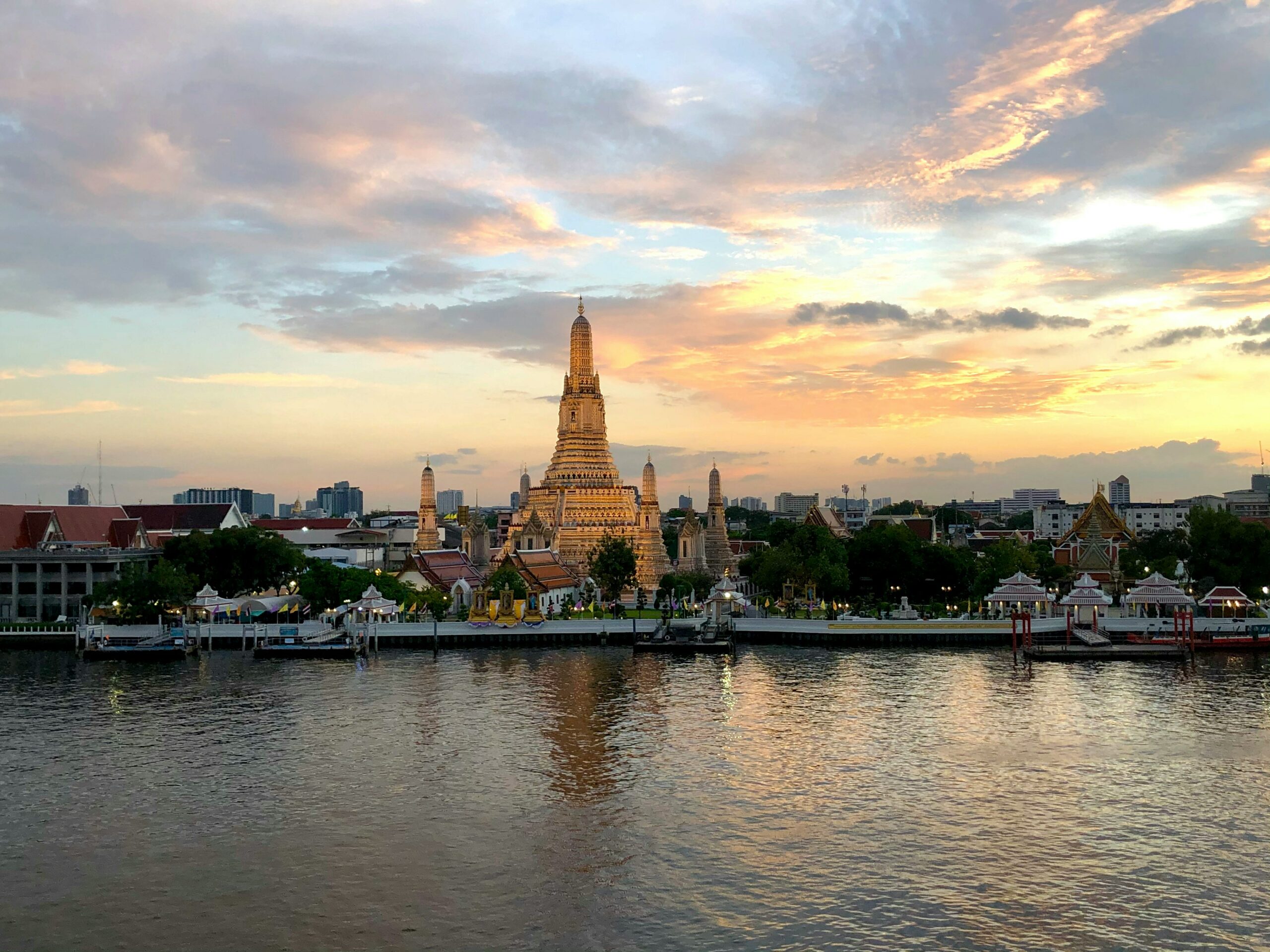 Visão panorâmica do rio e templo Wat Phra Kaew em Bangkok ao final da tarde.