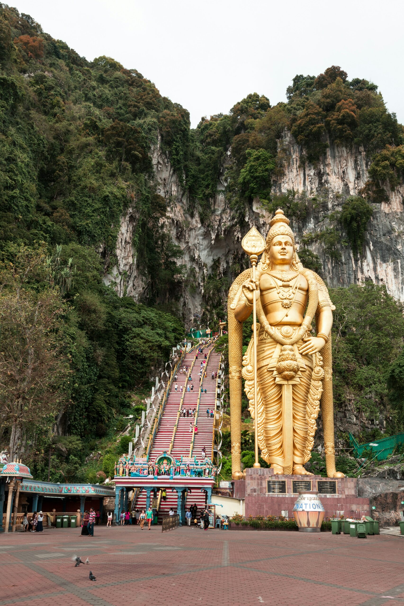 Visitar as Cavernas Batu na sua viagem para Kuala Lumpur vai te apresentar o tesouro religioso da Malásia.
