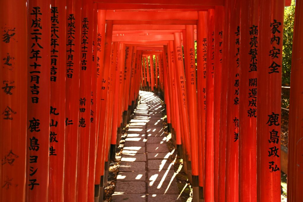 viagem a tokyo, portais vermelhos do tempo nezu
