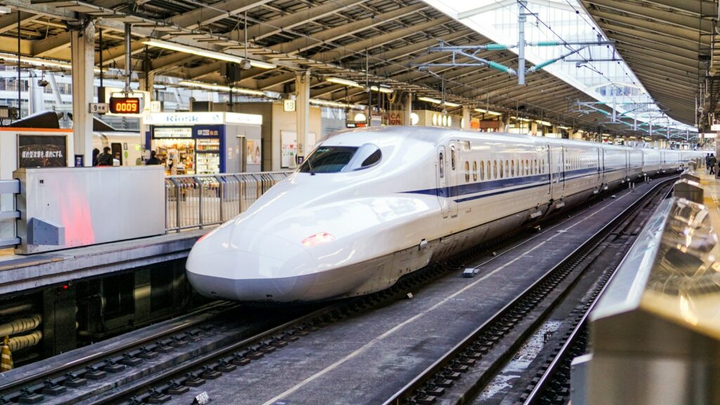 viagem a tokyo, trem rápido parado na estação