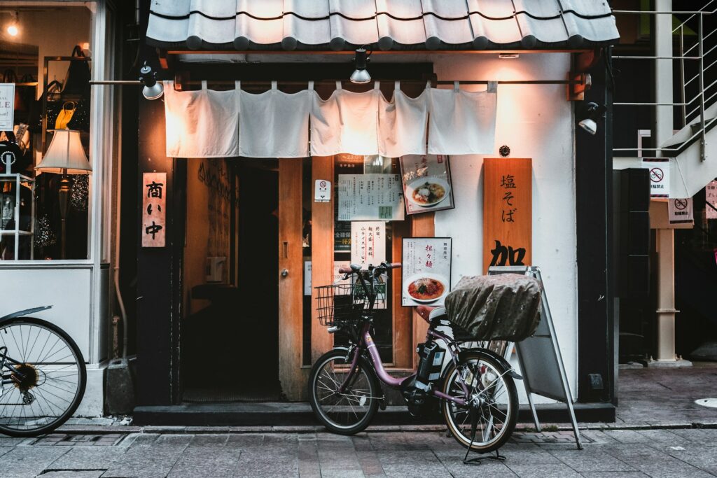 viagem a tokyo, entrada restuarante com bicicleta.