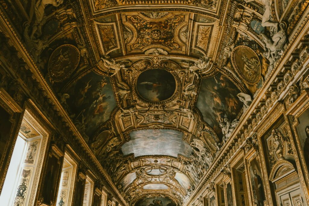 Edifícios em paris, teto barroco do museu do louvre todo adornado com pinturas e entalhes dourados.