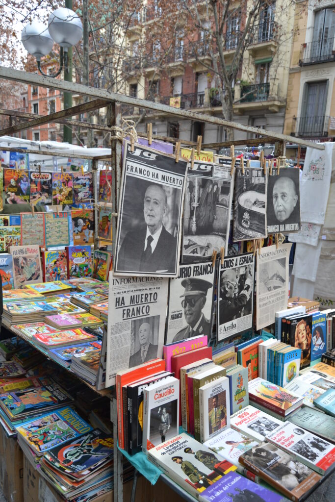 Banca com revistas e livros antigos em sebo no Mercado de El Rastro de Madrid