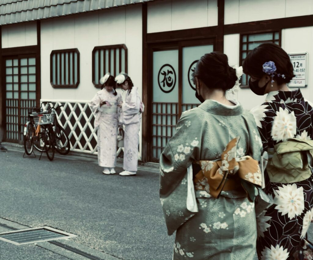 bairro das gueixas. viagem a tokyo, gueixas de costa , quimono verde florido e branco e preto florido de branco