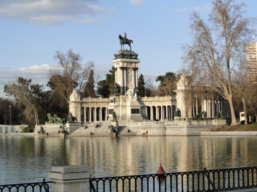 Parque Buen Retiro em Madrid, um dos destinos icônicos da arquitetura de Madrid na Espanha
