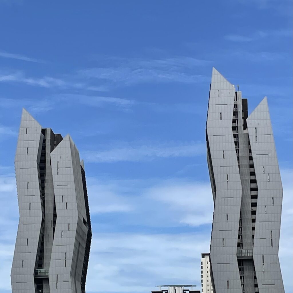 Dois edifícios paralelos com formato de retas irregulares. O nome é The Carpes, projetado pela RT +Q Architects e um dos símbolos da arquitetura em kuala lumpur 
