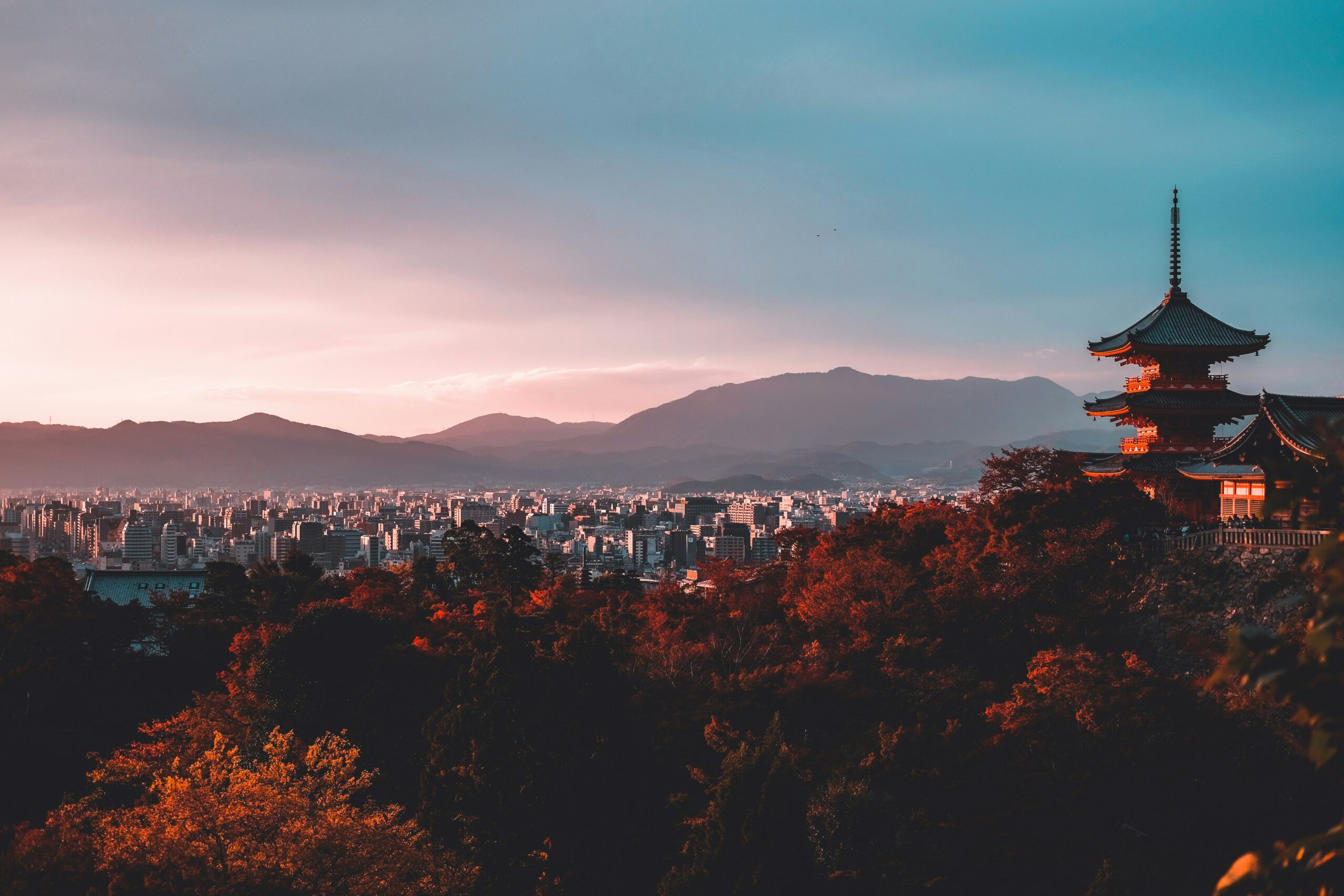 Quioto é uma ampla cidade, repleta de histórias e tradições japonesas.